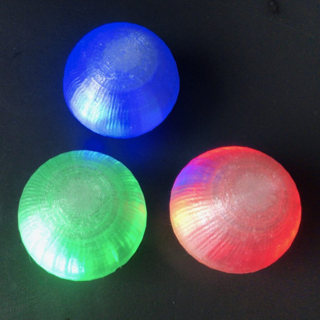 3 jongleerballen die licht geven, 1 rood, 1 groen, 1 blauw.