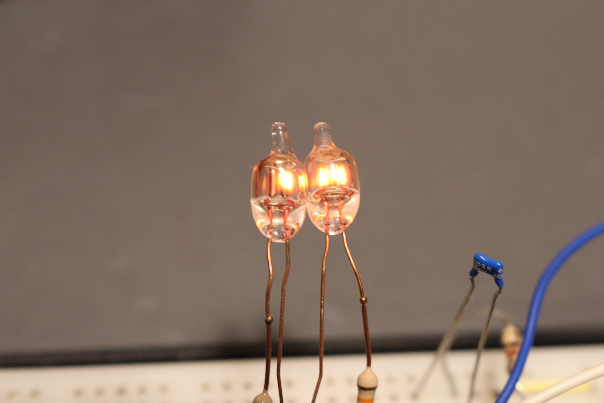 4 bits op 2 neonlampjes, of “hoe beide elektroden van een neonlampje te gebruiken”